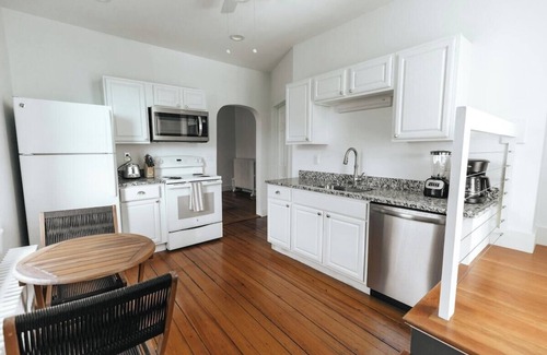 Yachting Village Appartement | CHIC Thames Str. Deck Harbor Views free parking