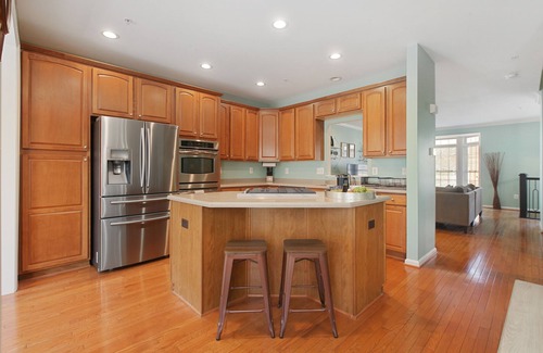 Ellicott City Maison | Chic Townhome - Garage, Chef's Kit - EZ 95 Access