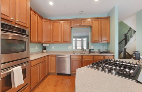 Ellicott City Maison | Chic Townhome - Garage, Chef's Kit - EZ 95 Access