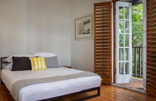 Balmain East Appartement | Chic Two-storey Cottage with Darling Harbour Views