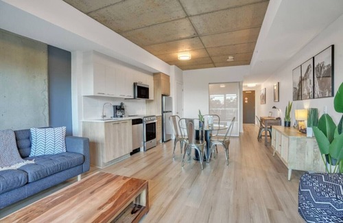 Industrial Park Appartement | Chic Urban 1BR Apt with Balcony and Skyline Views