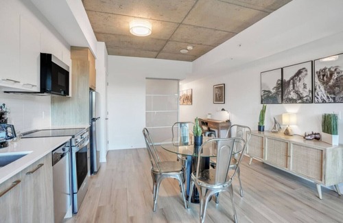 Industrial Park Appartement | Chic Urban 1BR Apt with Balcony and Skyline Views