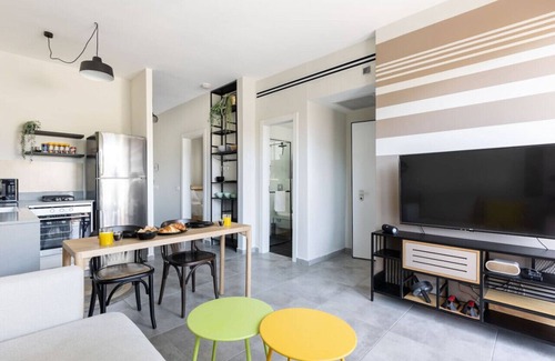 Florentin Appartement | Chic Urban Getaway with Balcony & Mamad by Sea N' Rent