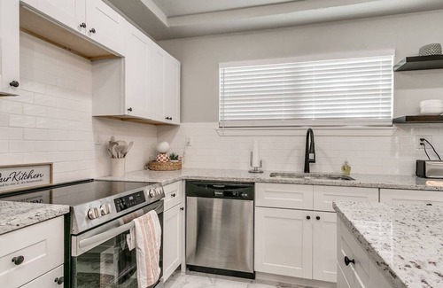 Central Oklahoma City Maison | CHIC Urban Oasis: 2-Bed Gem