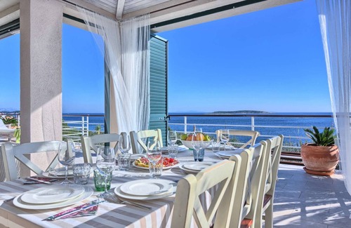 Milna Villa | CHIC Vis - Villa Tempera - BEACHFRONT , WiFi Boat Mooring , 1200 m2 Olive garden