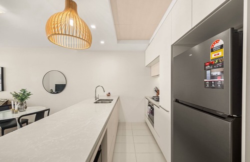 West End Appartement | Chic West End Stay with Gym & Pool Access