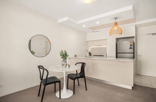 West End Appartement | Chic West End Stay with Gym & Pool Access
