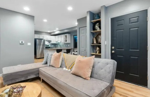 Tri-Taylor Copropriété | Chicago 1BR Condo w Free Gated Parking & Highspeed Internet