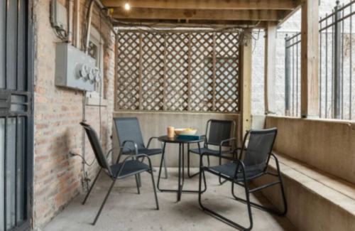 Tri-Taylor Copropriété | Chicago 1BR Condo w Free Gated Parking & Highspeed Internet