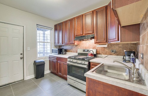 Greater Grand Crossing Appartement | Chicago Apt 3 Mi to Lake Michigan!