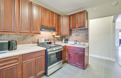 Greater Grand Crossing Appartement | Chicago Apt 3 Mi to Lake Michigan!