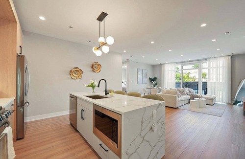 Tri-Taylor Appartement | Chicago Modern Condo 2BR2BA, Balcony, Free Park