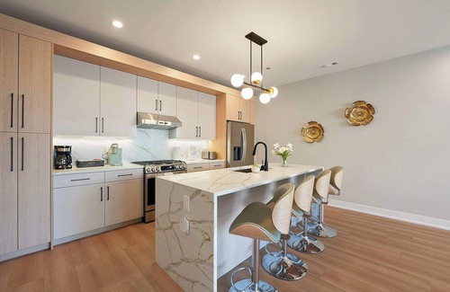 Tri-Taylor Appartement | Chicago Modern Condo 2BR2BA, Balcony, Free Park