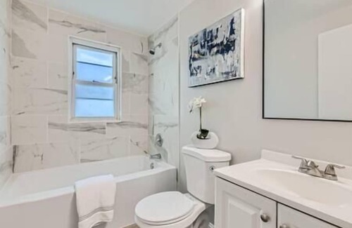 Burnside Maison | Chicago urban house - 4 Bedroom 2.5 bath