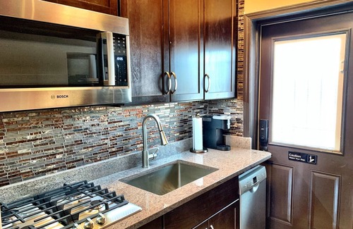 Old Town Triangle Copropriété | Chicago’s BEST location… Lincoln Park, Lake Michigan, Wrigley Field, and more!
