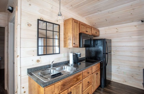 North Sebago Cabine | CHICKADEE - RESORT WITH 12 PROPERTIES. NATURAL POND FOR SWIMMING. CAFE ON SITE.