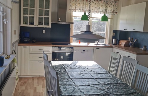 Vetlanda Cottage | Grande maison près du lac avec une chaloupe - pour 2 familles