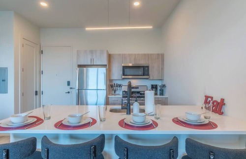 East Orange Appartement | Chill & Book Now! 2BR Apt w/Parking + Sleeps 12