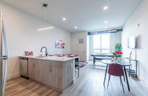 East Orange Appartement | Chill & Book Now! 2BR Apt w/Parking + Sleeps 12