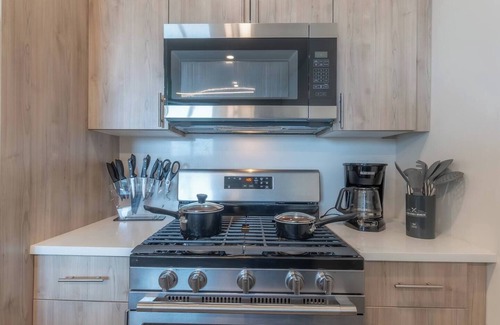 East Orange Appartement | Chill & Book Now! 2BR Apt w/Parking + Sleeps 12