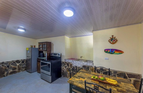 Esterillos Oeste Maison | Chill Surf Getaway, 1 Min Walk to the Beach