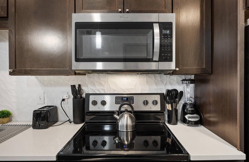 Frisco Original Donation Appartement | Chill & Tone 1-BR Haven w/King Bed, Sofa Bed, Pool & Gym