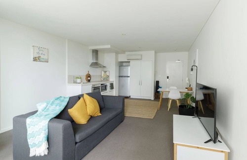 Nelson Bay Appartement | Chillin at Oaks, Centre of Nelson Bay with a pool. Mid Week Stay Special now on.