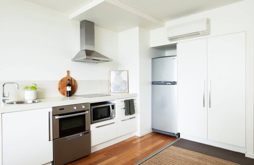 Nelson Bay Appartement | Chillin at Oaks, Centre of Nelson Bay with a pool. Mid Week Stay Special now on.