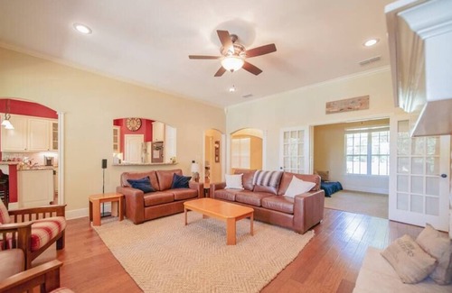 Bullard Maison | Chimney Pines on Lake Palestine