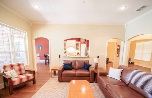 Bullard Maison | Chimney Pines on Lake Palestine