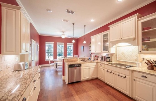 Bullard Maison | Chimney Pines on Lake Palestine
