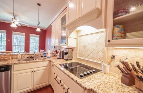Bullard Maison | Chimney Pines on Lake Palestine