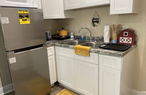 Maitland Appartement | Chris & Tish Cozy Apartments -1 bedroom with queen size bed.