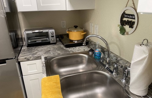 Maitland Appartement | Chris & Tish Cozy Apartments -1 bedroom with queen size bed.