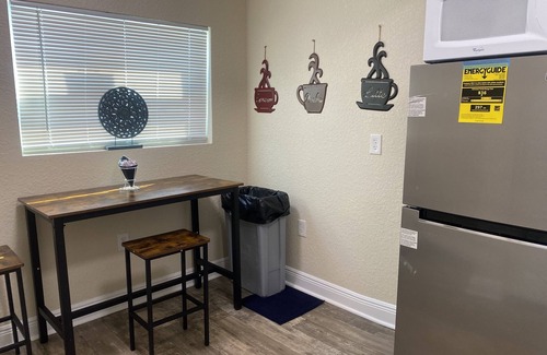 Maitland Appartement | Chris & Tish Cozy Apartments -1 bedroom with queen size bed.