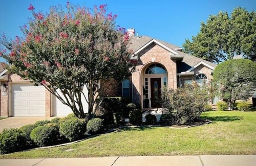 Southeast Arlington Maison | Ciao Bella! KING/Queen Beds, Pool/Spa-Spacious 2 story home centrally located!