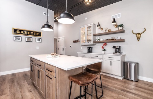 Galena Appartement | Pure Bliss @ Gazette Suites on Commerce St! Steps 2 Main St! Parking Spot!
