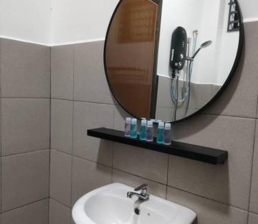 Bukit Rambai Maison | Cik Yam Homestay Pool, Melaka l For Malay Only