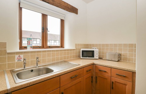 Hay-on-Wye Cottage | CINDER COTTAGE, romantic, character holiday cottage in Bromyard