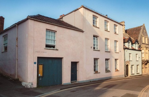 Cross Maison | Cinema, library, and beautifully decorated GII listed house in medieval village