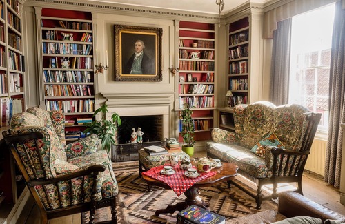 Cross Maison | Cinema, library, and beautifully decorated GII listed house in medieval village