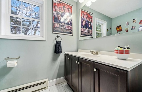 Old Orchard Beach Appartement | Cinematic Retreat: Family Hideaway with | King Bed