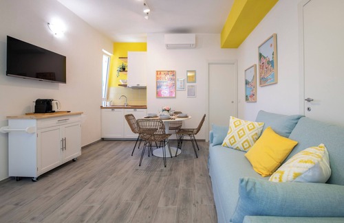 Moneglia Appartement | CINQUE TERRE APARTMENT PVT BATH & KITCHNETTE aMoneglia| 2min walk to the beach