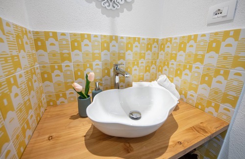 Moneglia Appartement | CINQUE TERRE APARTMENT PVT BATH & KITCHNETTE aMoneglia| 2min walk to the beach