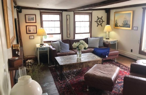 Newburyport Appartement | Circa 1725 home w/Roof Deck and Water Views