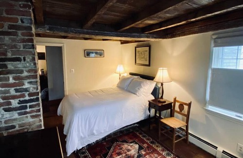 Newburyport Appartement | Circa 1725 home w/Roof Deck and Water Views