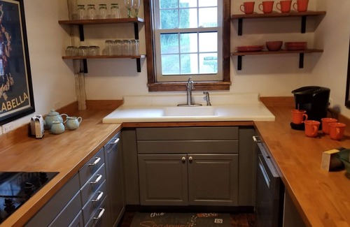 Jeffersonville Appartement | Circa 1900 Renovated Carriage House with private yard