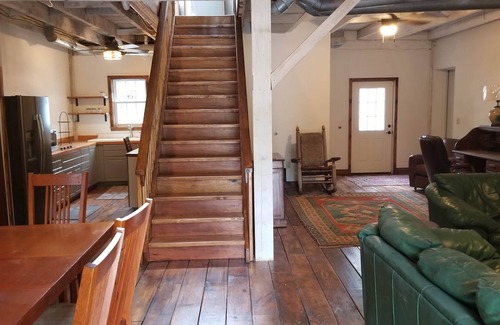 Jeffersonville Appartement | Circa 1900 Renovated Carriage House with private yard