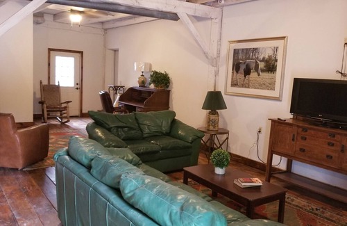 Jeffersonville Appartement | Circa 1900 Renovated Carriage House with private yard