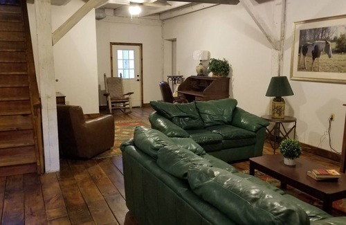 Jeffersonville Appartement | Circa 1900 Renovated Carriage House with private yard